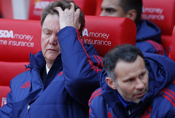 CĐV Stoke "troll" Van Gaal trên khán đài
