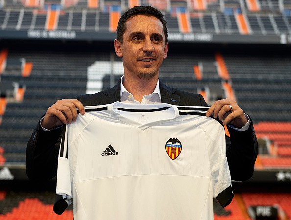 CĐV Valencia đến kín sân trong buổi làm việc đầu tiên của Gary Neville