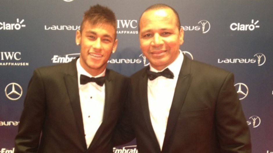 Cha Neymar tấn công phóng viên