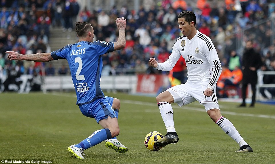 Cristiano Ronaldo vung chân hạ gục 2 cầu thủ Getafe