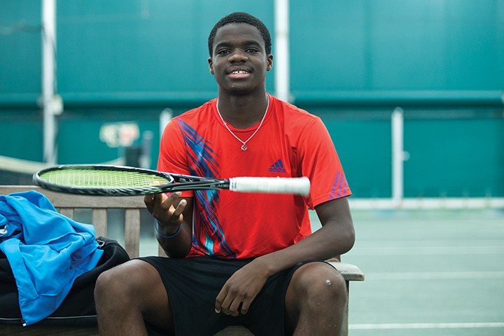 Cười không nhặt được hàm với cú ‘đập ruồi’ khi lên lưới của Tiafoe
