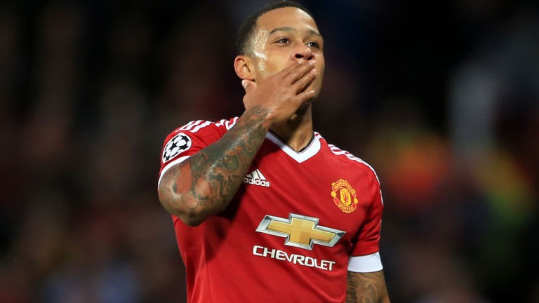 Depay đệm bóng cận thành mở tỉ số cho Man Utd