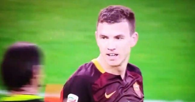 Edin Dzeko trả giá đắt vì 'khinh' trọng tài Ý không biết tiếng Anh