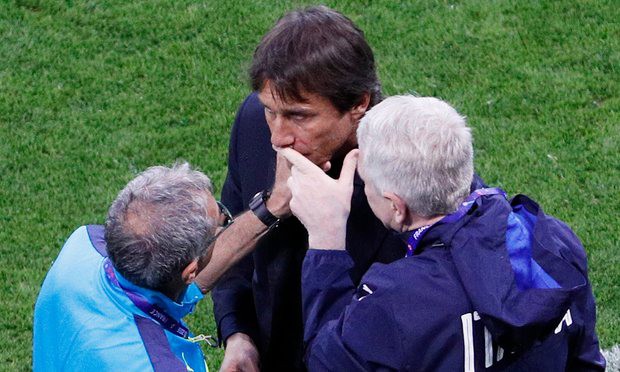 HLV Conte chảy máu cam vì ăn mừng bàn thắng