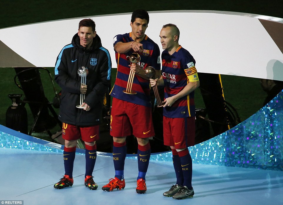 Khoảnh khắc CĐV rơi lệ khi chứng kiến Barca đăng quang trên đất Nhật