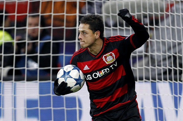 Khoảnh khắc Chicharito bị tố ‘đấm’ Vermaelen