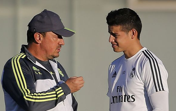 Khoảnh khắc James Rodriguez tránh bắt tay với Benitez