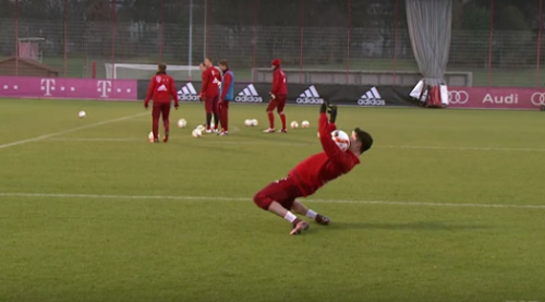 Lewandowski phiên bản level thấp cua Ronaldinho - CR7