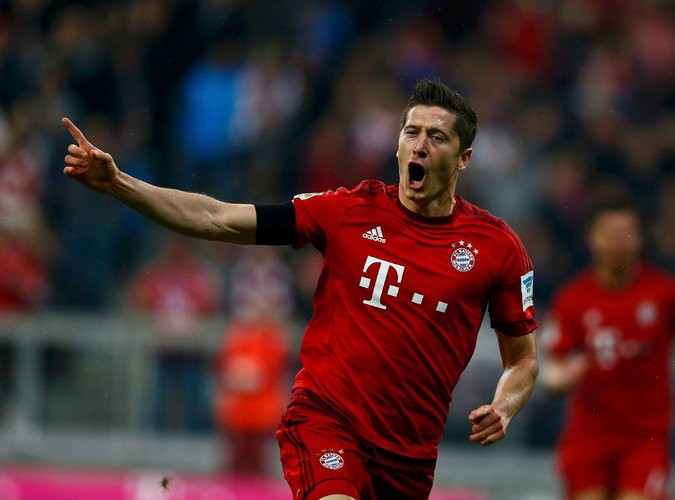 Lewandowski trổ tài sút xoáy như Beckham