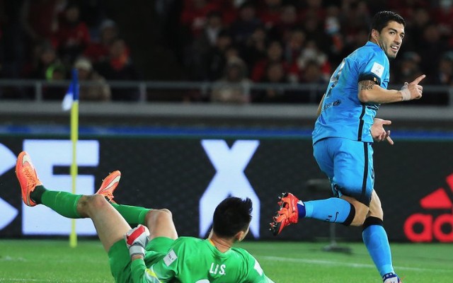 Luis Suarez đã làm gì trong trận gặp Quảng Châu?