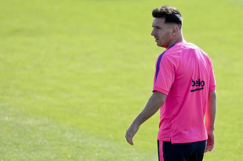 Messi sút trúng camera từ khoảng cách không tưởng
