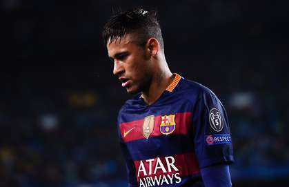 Neymar “thượng đài” đấm đồng đội trên sân tập