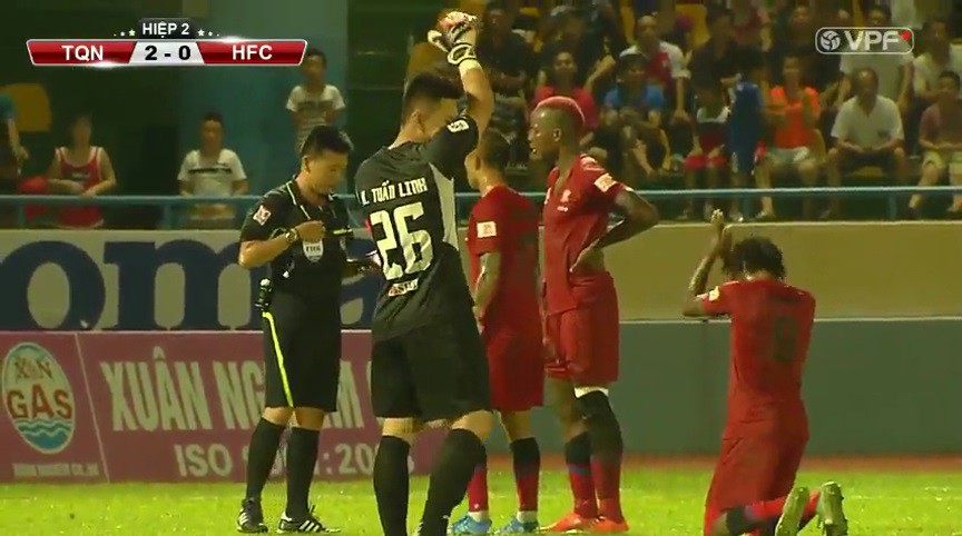 Ngoại binh Hải Phòng “vái sống” trọng tài V. League