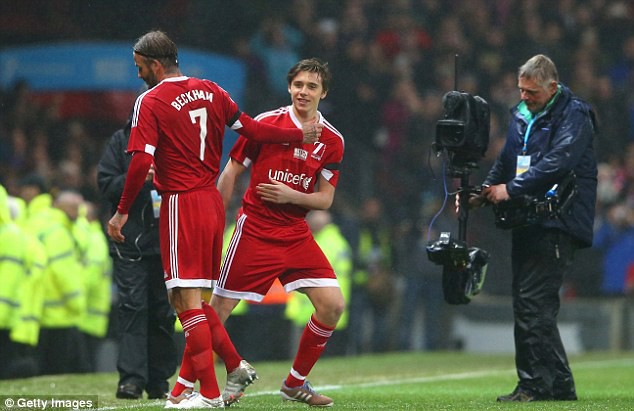 Quý tử Brooklyn hạ nhục David Beckham trên sân Old Trafford