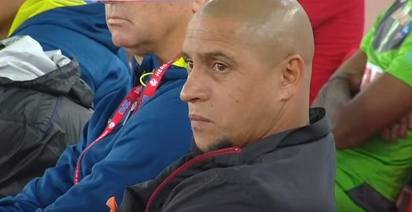 Roberto Carlos ngã ngửa trước tình huống phá bóng của học trò