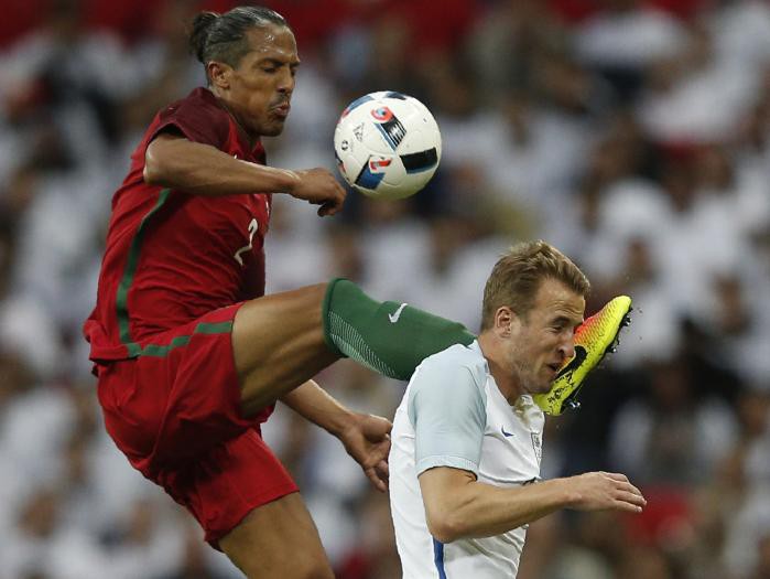 Rợn người với cú vào bóng của Bruno Alves với Harry Kane