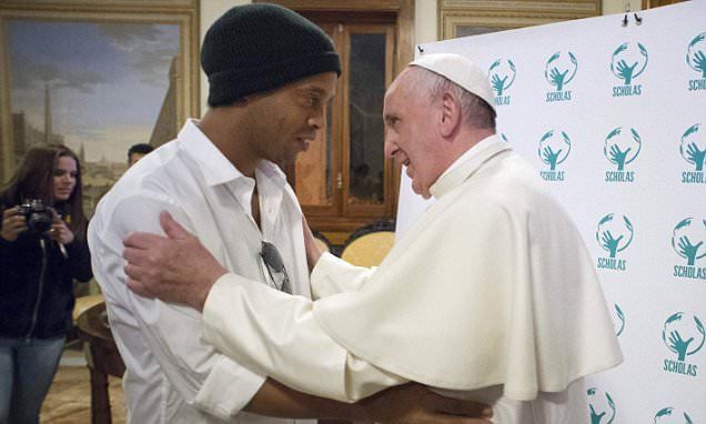 Ronaldinho bị Giáo hoàng làm khó