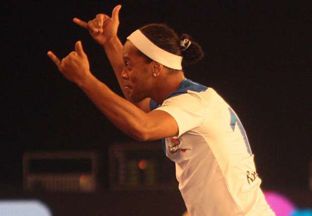 Ronaldinho khiến CĐV Ấn Độ phát cuồng khi tái hiện siêu phẩm