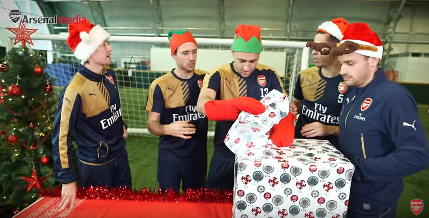 Sao Arsenal tranh nhau bóc quà Giáng sinh