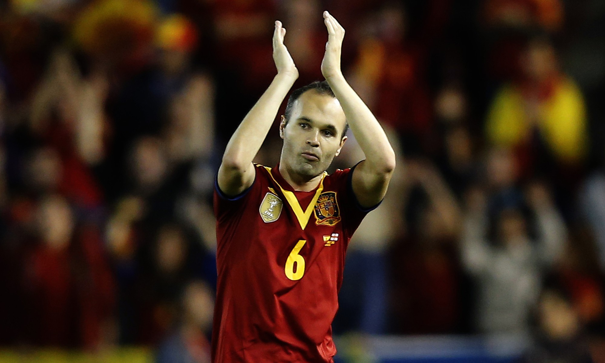 Sao trẻ làm Iniesta bẽ mặt trong buổi tập của Tây Ban Nha