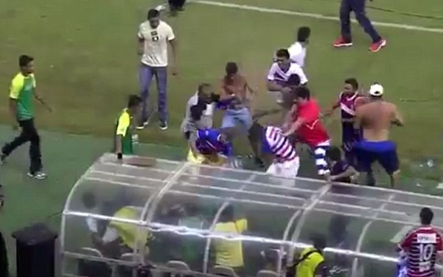 Street Fight ra phiên bản hỗn chiến trên SVĐ Brazil