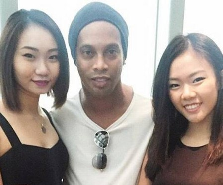 Sức hút khủng khiếp của Ronaldinho tại sân bay quốc tế Singapore