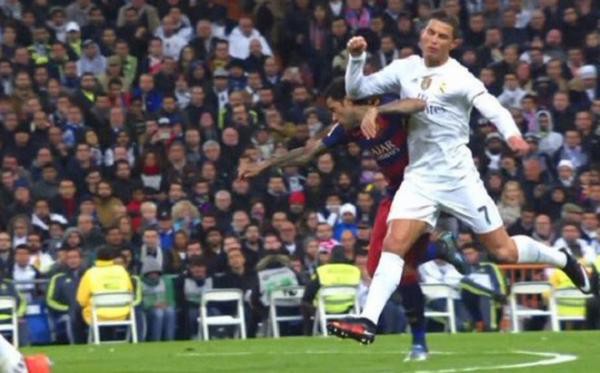 Tình huống CR7 tặng cùi chỏ cho Daniel Alves
