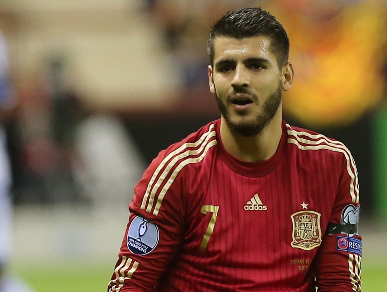 Morata thẳng chân đốn ngã trọng tài