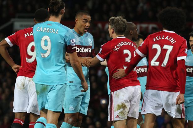 Tình huống Winston Reid cáo buộc Schweinsteiger chơi cùi chỏ