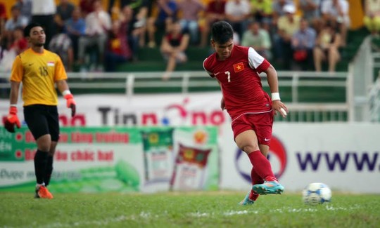Tình huống xấu chơi như Pepe của cầu thủ U21 Singapore với Xuân Mạnh