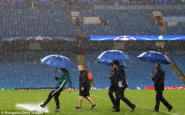 Trận Man City vs. M'Gladbach hoãn vì sân Etihad trở thành “bể bơi”
