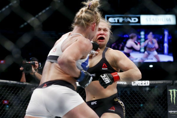 Trận so găng giữa nữ hoàng Ronda Rousey và Holly Holm