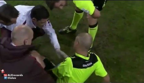 Trọng tài biên gục ngã trong trận cầu giữa Napoli và Roma
