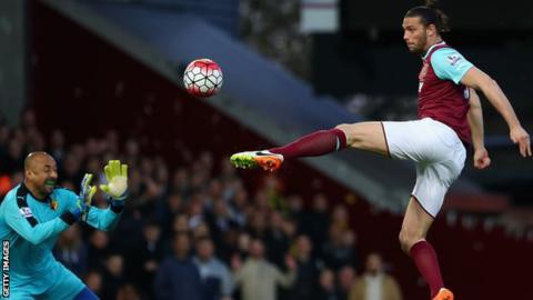 Andy Carroll khai hỏa, West Ham tiếp tục bám đuổi Top 4