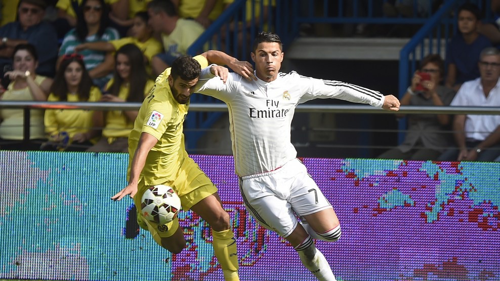 Rách áo, Ronaldo bị đưa nhầm áo Ramos