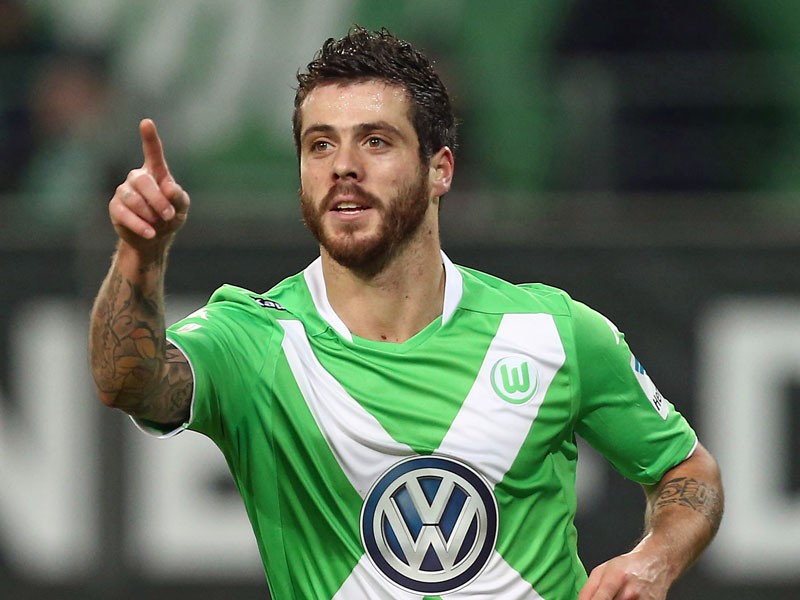Cận cảnh Vieirinha “nhè răng” sau khi lĩnh cùi chỏ của Toni Kroos