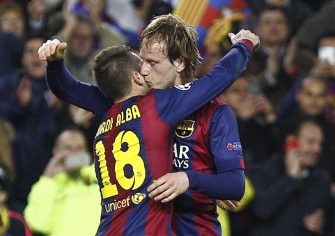 ‘Cặp đôi trời sinh’ Rakitic - Alba đuổi bóng mệt nghỉ trong buổi tập của Barca
