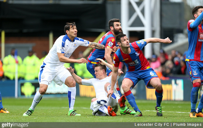 Cầu thủ Crystal Palace lột đồ Robert Huth trắng trợn trên sân cỏ