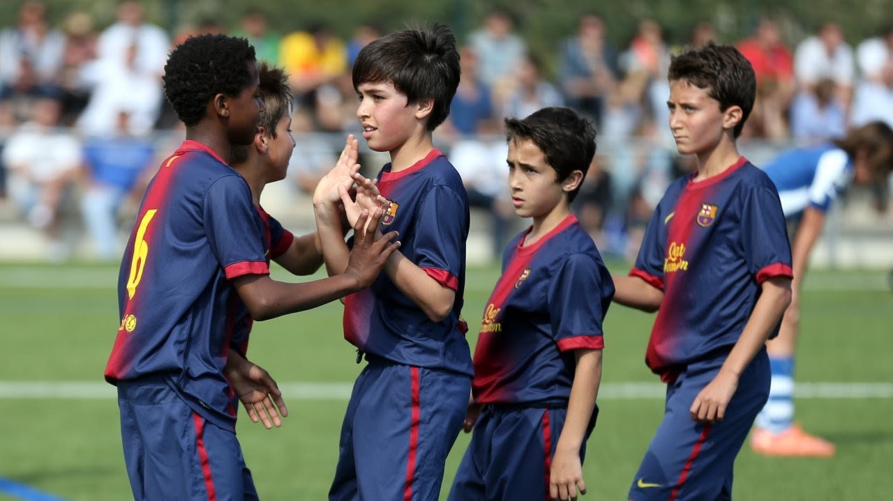 Cầu thủ nhí Real đánh vật trên sân và tuyệt phẩm của Barca