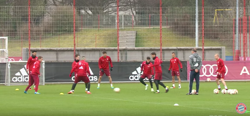 Cầu thủ trẻ Bayern bị đàn anh ngâm trong 73 lần chạm bóng