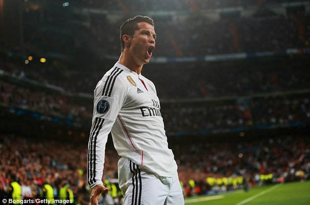 CĐV chế tiếng hú của Ronaldo, hăm dọa Wolfsburg