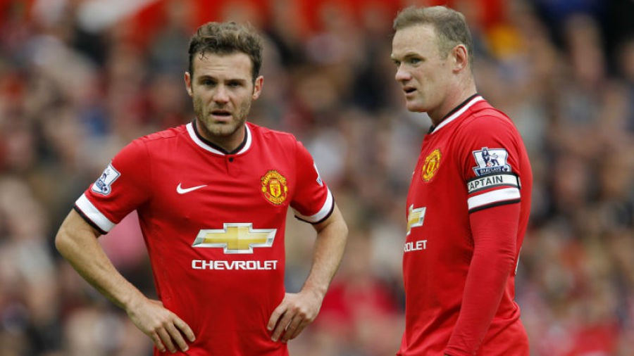 CĐV cười ngặt nghẽo trước những trò lố của Rooney và Mata