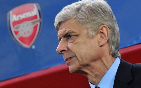 CĐV Leicester “xé nát” Wenger, gây hấn với CĐV Arsenal