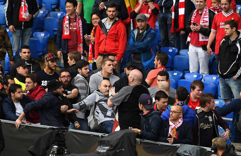 CĐV Liverpool và Sevilla “huyết chiến” trước trận chung kết