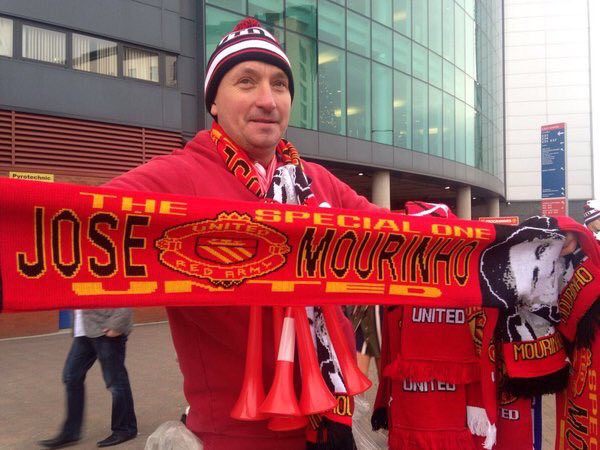 CĐV Man Utd gây sức ép cho Van Gaal từ trên khán đài