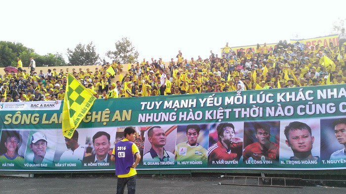CĐV Sông Lam Nghệ An nhuộm vàng sân Gò Đậu