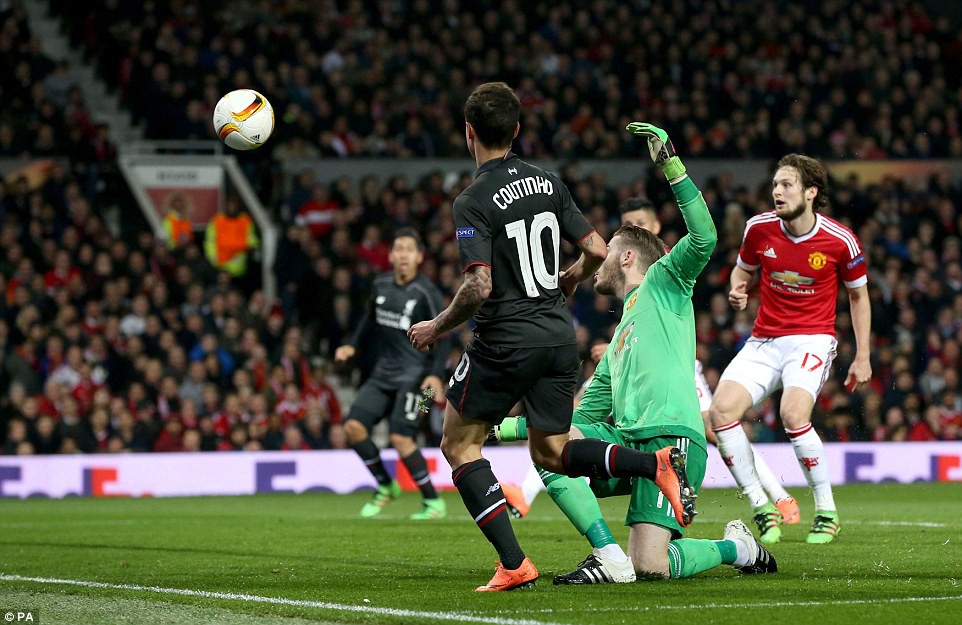 Coutinho hạ De Gea bằng độc chiêu của 4 năm trước