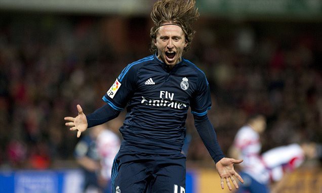 Cú sút như búa bổ của Luka Modric đẹp nhất vòng 23 La Liga
