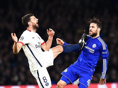 Đắng lòng Fabregas lĩnh thẻ vì bị Motta đạp lên ngực