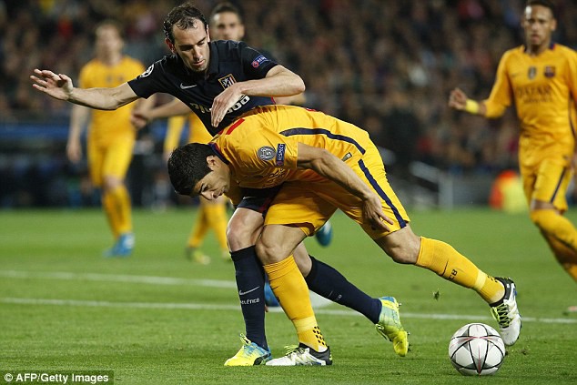 Đánh sưng mắt Godin, Luis Suarez có đáng nhận thẻ đỏ?